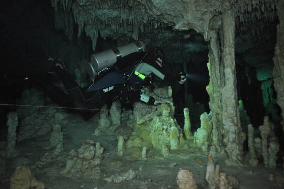 Mergulhando pelos túneis e formações do Gran Cenote, na região de Tulum, no Yucatán, sul do México (foto de Luis Leal)